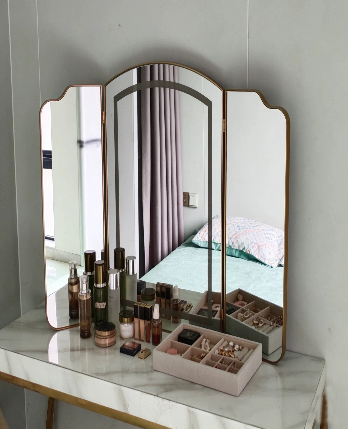 Makeup mirror available in customizable, foldable, multi-functional, explosion-proof mirror, light-emitting, fog-resistant, bathroom mirror, display mirror, and full-body mirror.