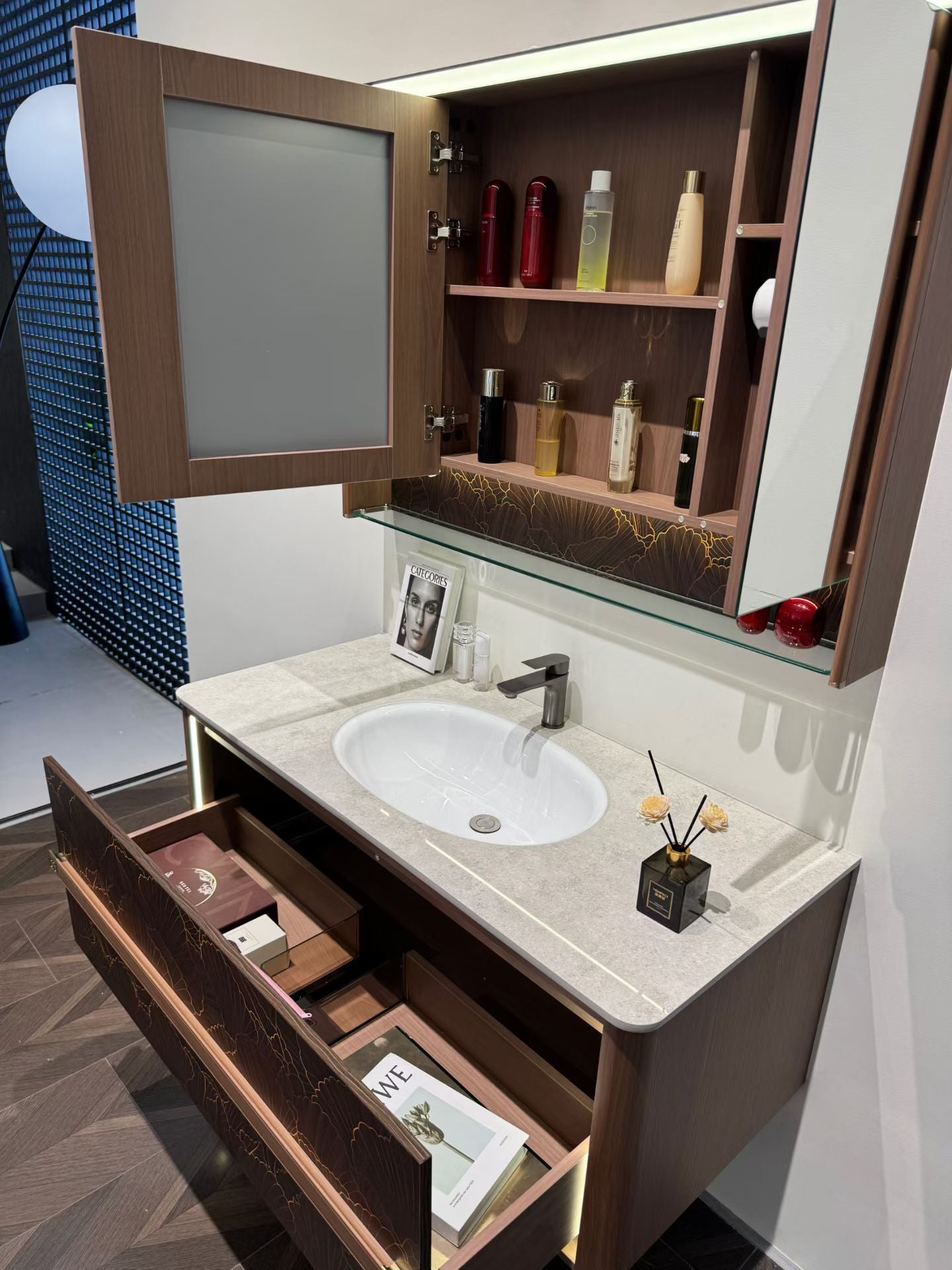 High-end custom bathroom cabinet/makeup table with gold inlay process, integrated stone slab, complete bathroom cabinet.
