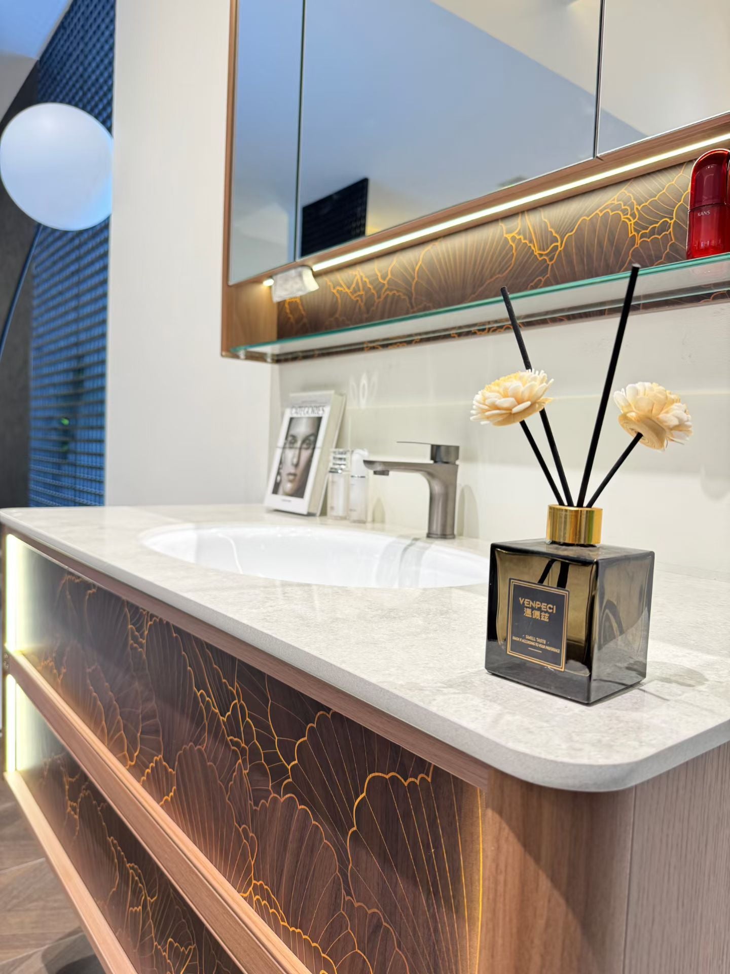 High-end custom bathroom cabinet/makeup table with gold inlay process, integrated stone slab, complete bathroom cabinet.