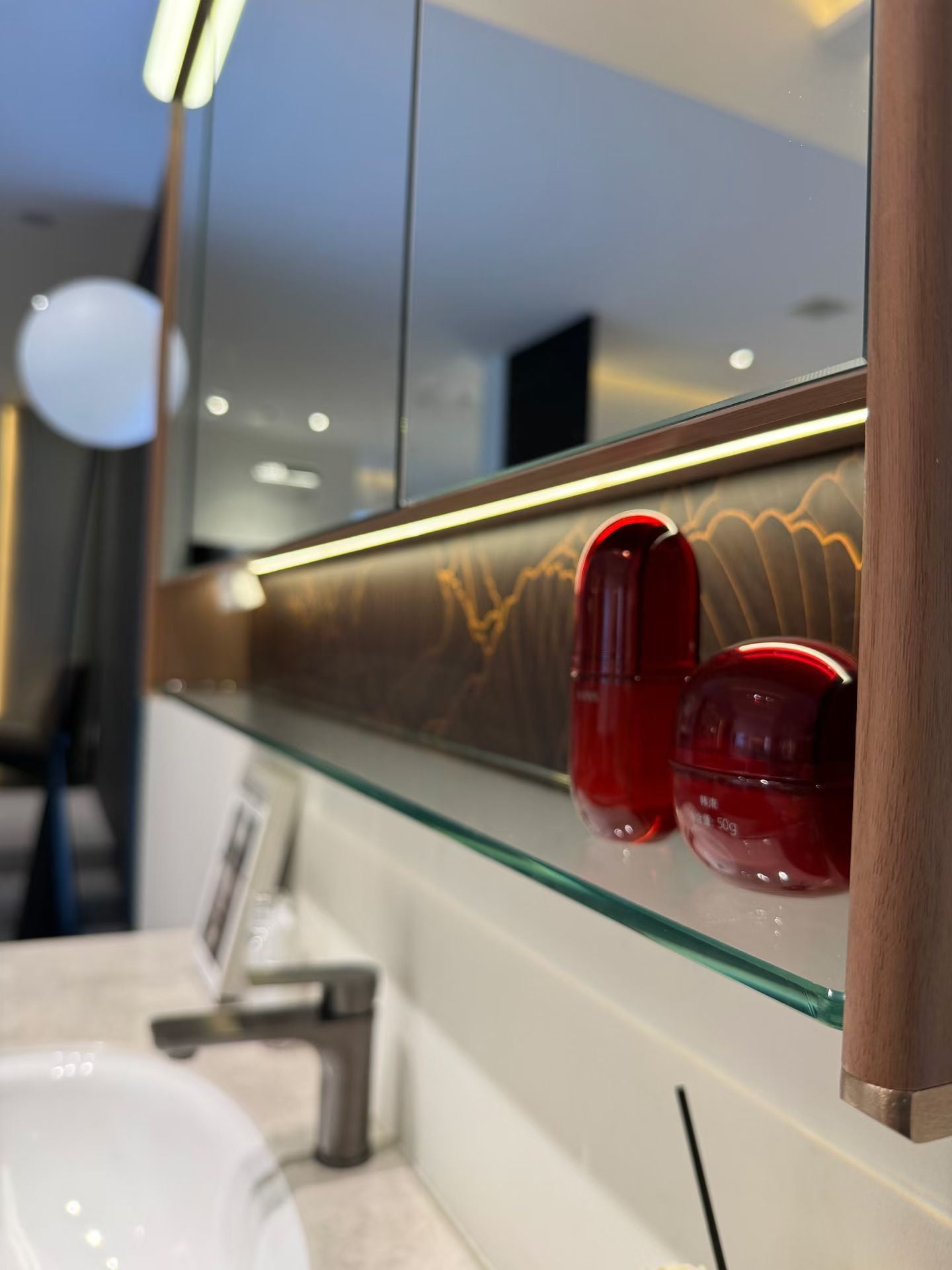 High-end custom bathroom cabinet/makeup table with gold inlay process, integrated stone slab, complete bathroom cabinet.