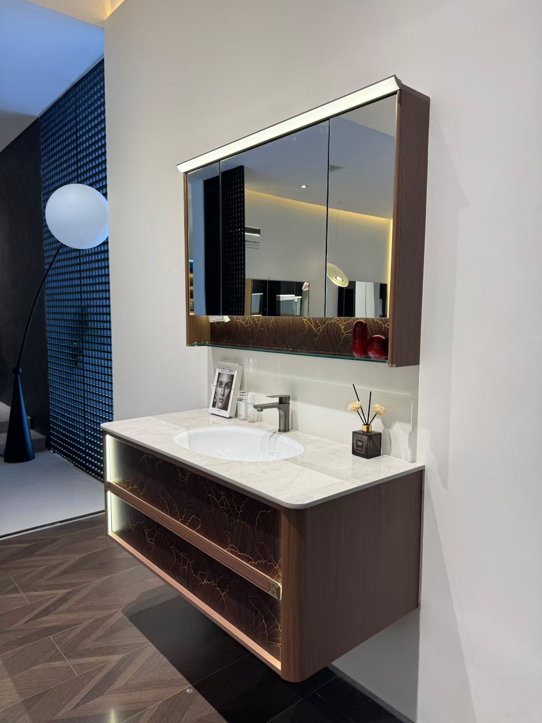 High-end custom bathroom cabinet/makeup table with gold inlay process, integrated stone slab, complete bathroom cabinet.