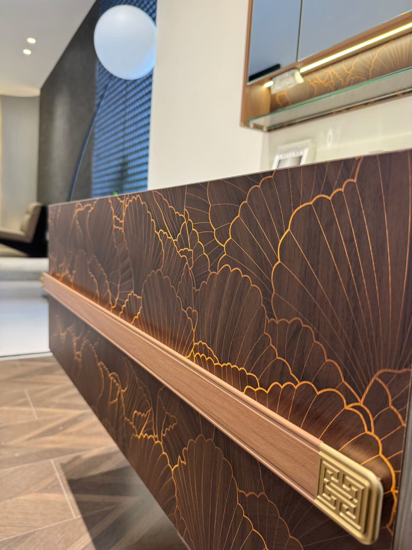 High-end custom bathroom cabinet/makeup table with gold inlay process, integrated stone slab, complete bathroom cabinet.