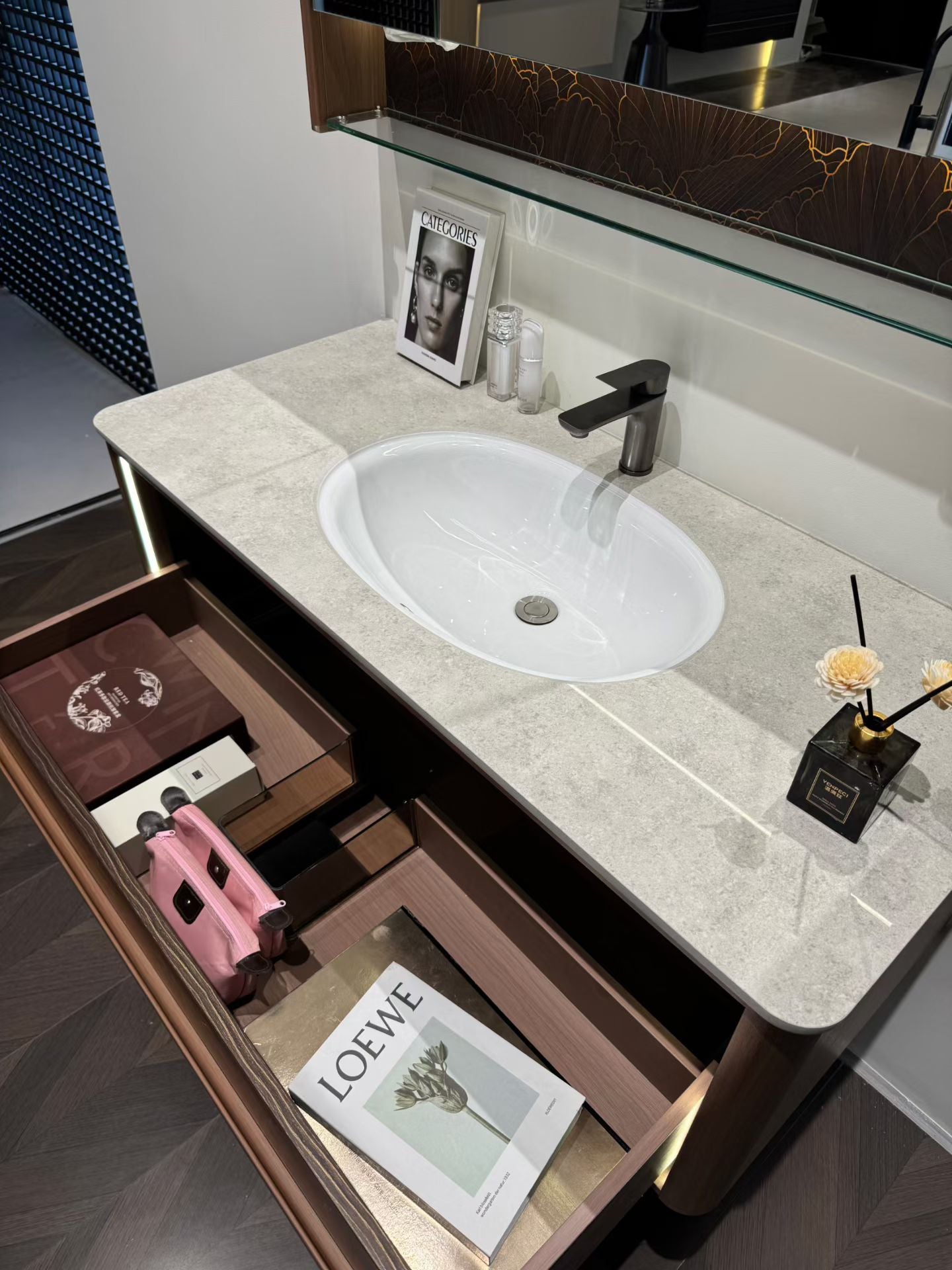 High-end custom bathroom cabinet/makeup table with gold inlay process, integrated stone slab, complete bathroom cabinet.