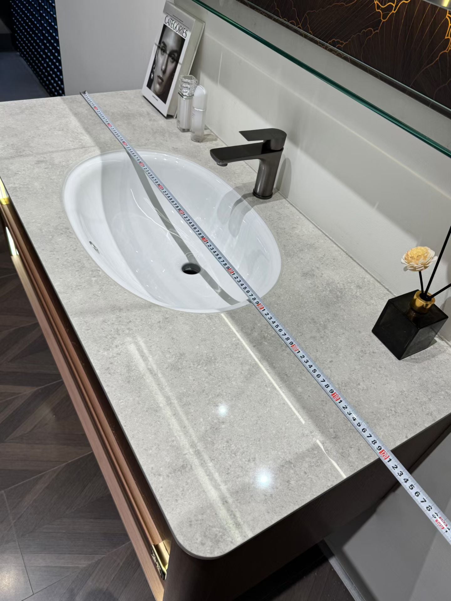 High-end custom bathroom cabinet/makeup table with gold inlay process, integrated stone slab, complete bathroom cabinet.