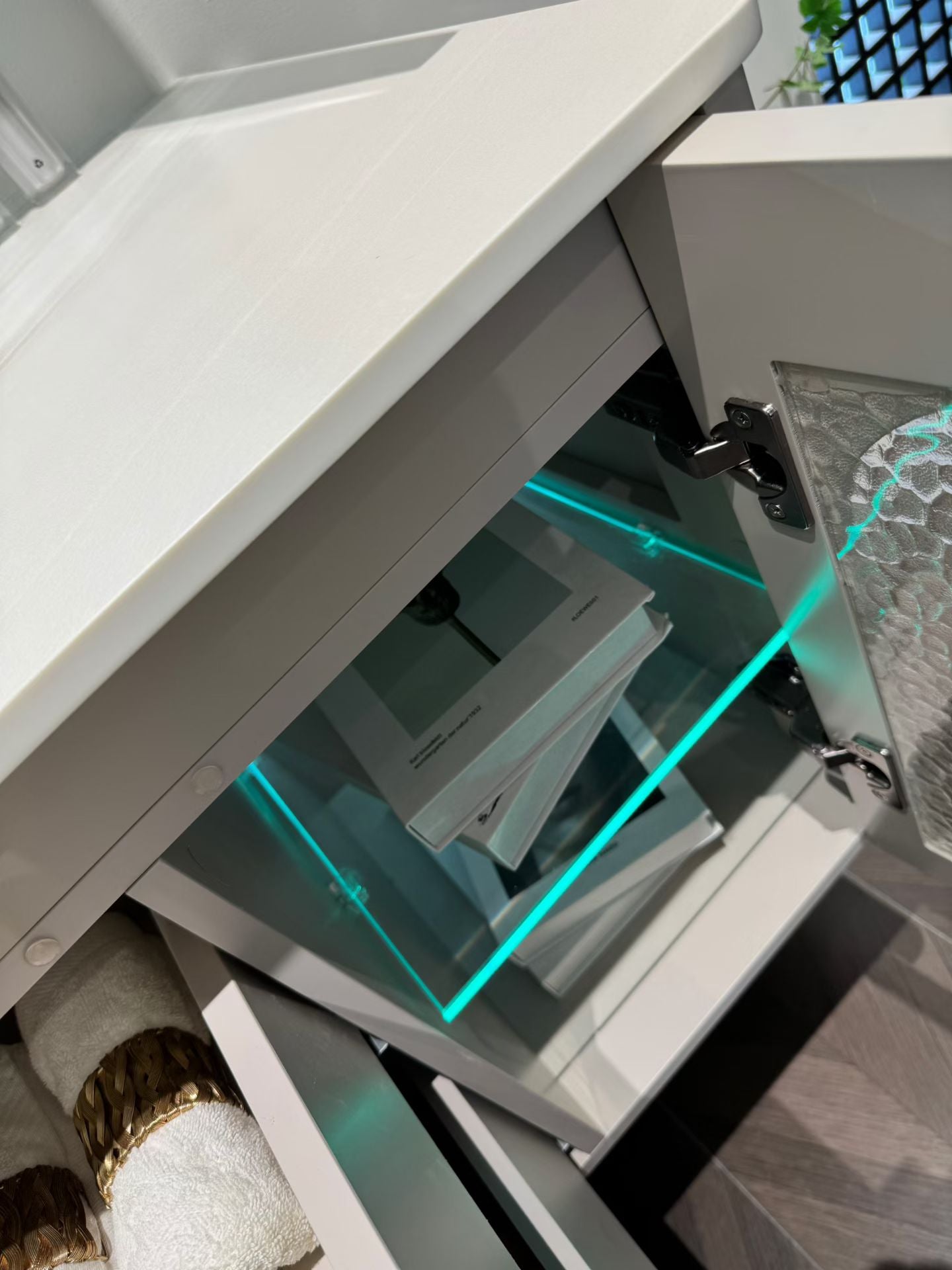 Wooden cabinet with painted finish, easy to clean; high-temperature resistant; integrated ceramic basin made from stone slabs