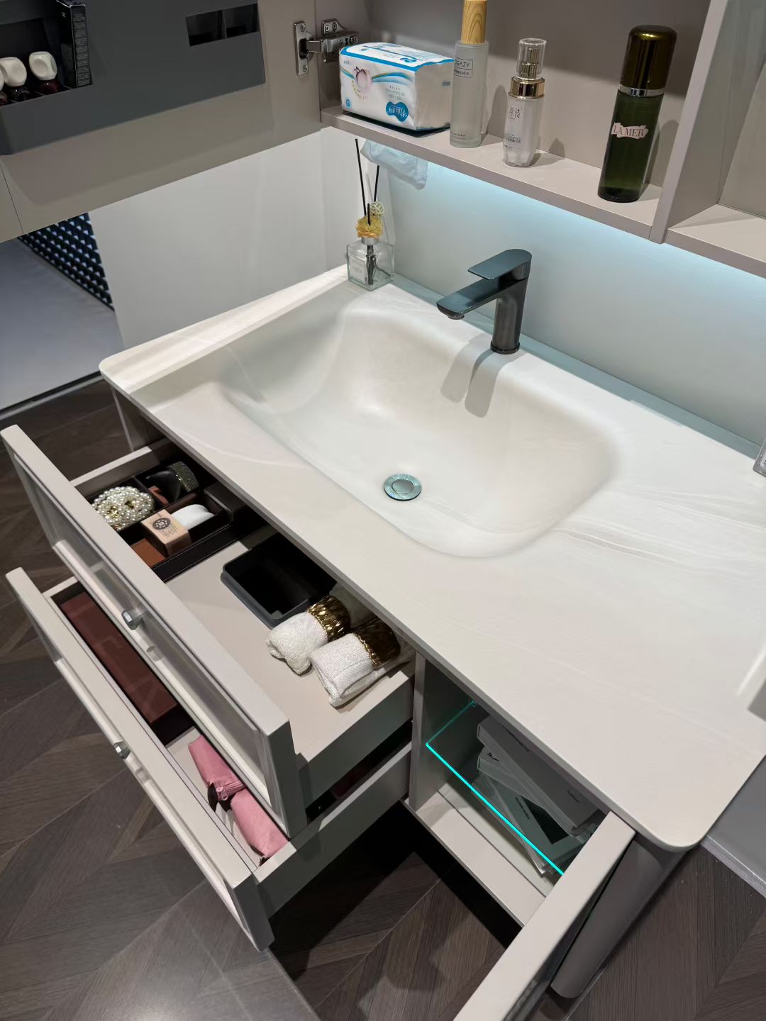 Wooden cabinet with painted finish, easy to clean; high-temperature resistant; integrated ceramic basin made from stone slabs