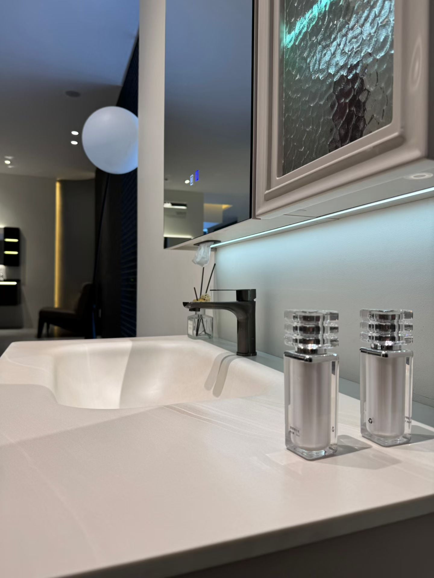 Wooden cabinet with painted finish, easy to clean; high-temperature resistant; integrated ceramic basin made from stone slabs