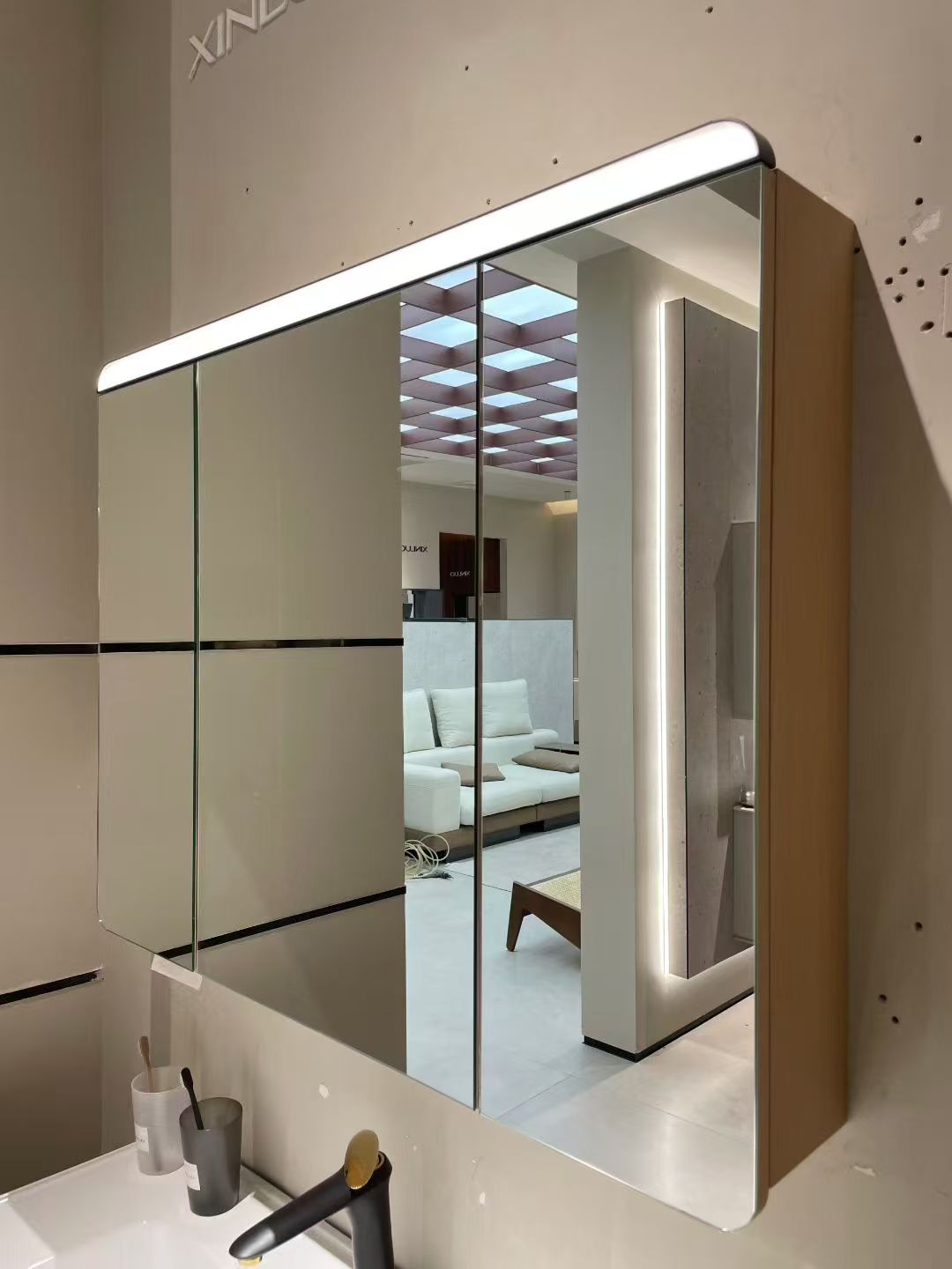 Wooden bathroom cabinet with natural wood style, washbasin, eco-friendly bathroom cabinet, stone slab integrated bathroom, ceramic basin.