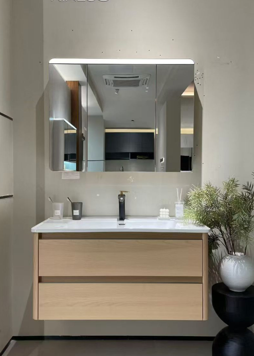 Wooden bathroom cabinet with natural wood style, washbasin, eco-friendly bathroom cabinet, stone slab integrated bathroom, ceramic basin.