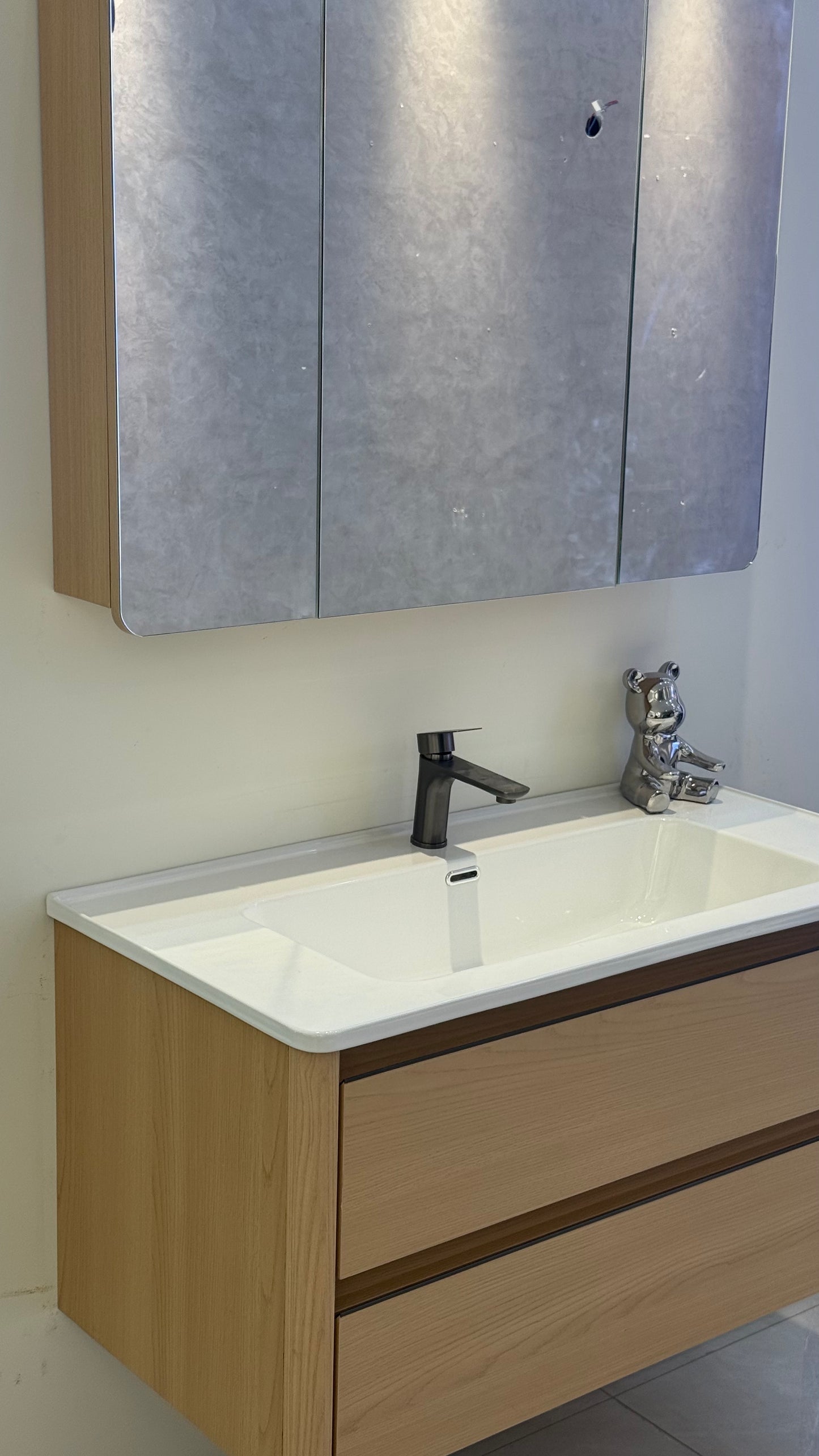 Wooden bathroom cabinet with natural wood style, washbasin, eco-friendly bathroom cabinet, stone slab integrated bathroom, ceramic basin.