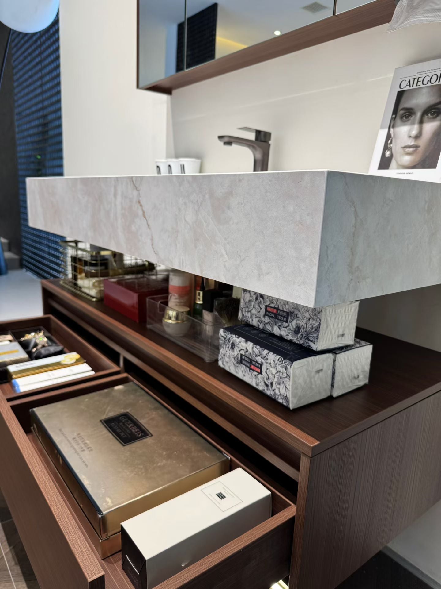 The hotel-style bathroom cabinet features a walnut veneer finish, a high-temperature stone slab integrated ceramic basin, and a washbasin.