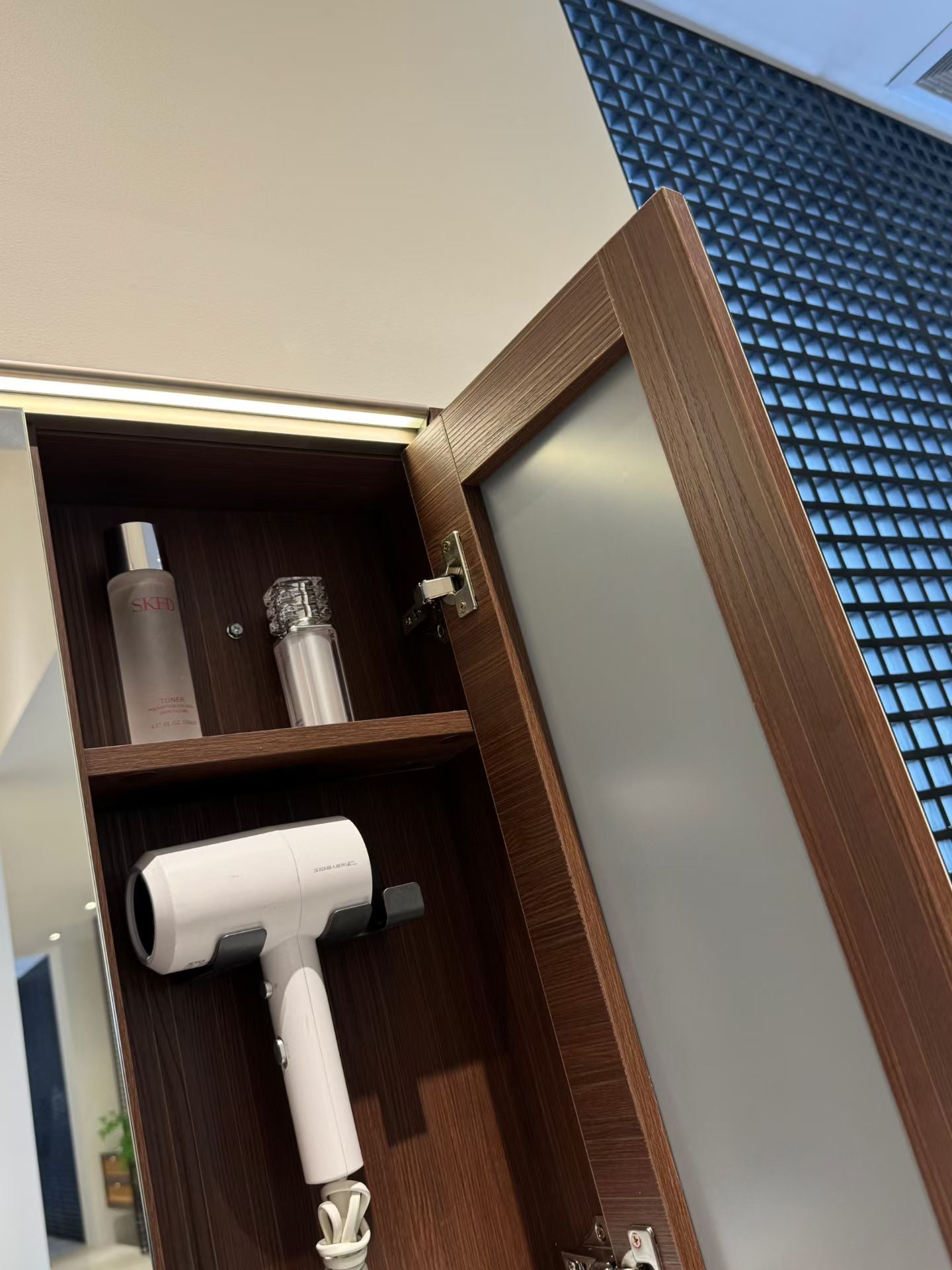 The hotel-style bathroom cabinet features a walnut veneer finish, a high-temperature stone slab integrated ceramic basin, and a washbasin.