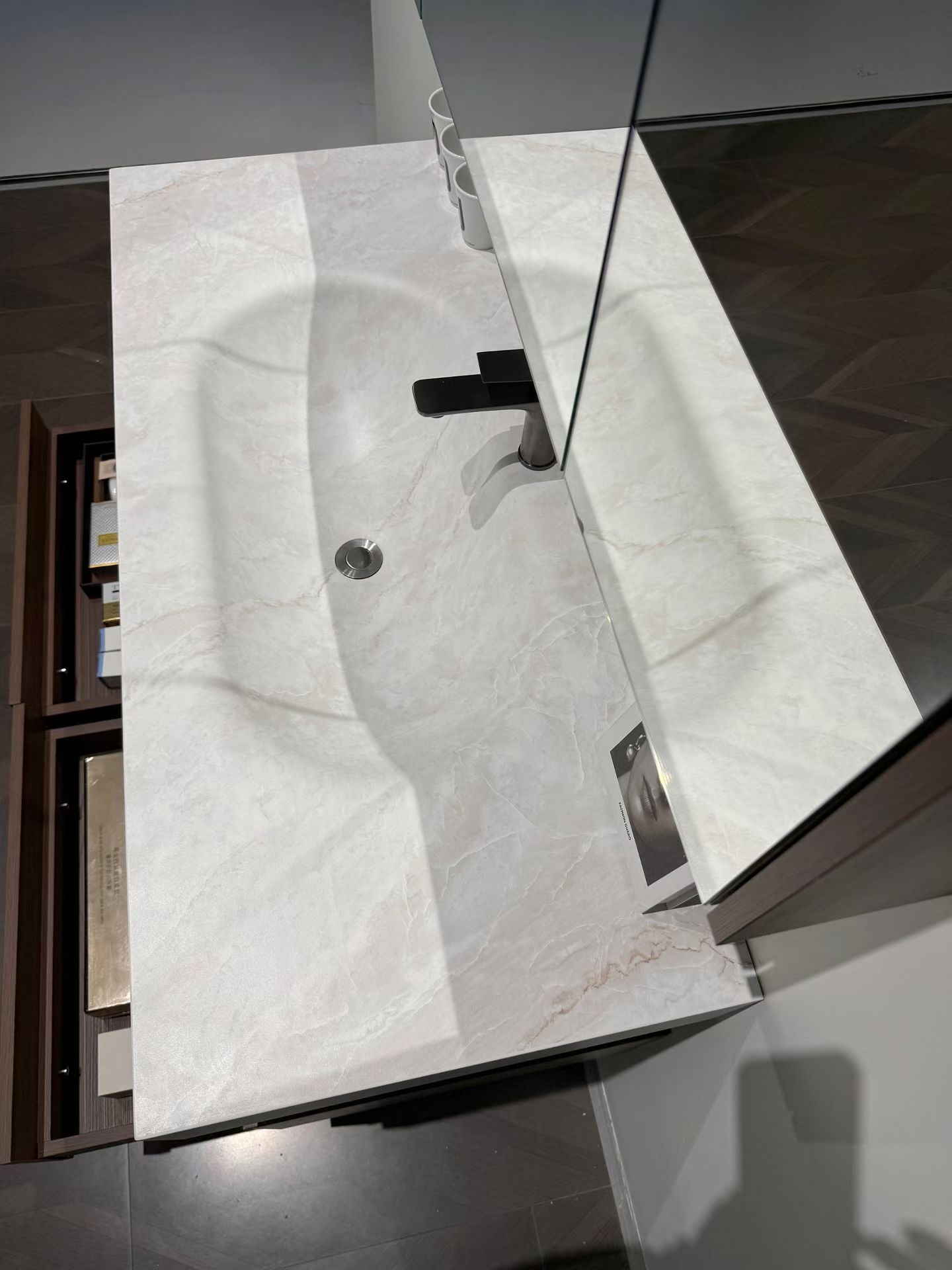 The hotel-style bathroom cabinet features a walnut veneer finish, a high-temperature stone slab integrated ceramic basin, and a washbasin.