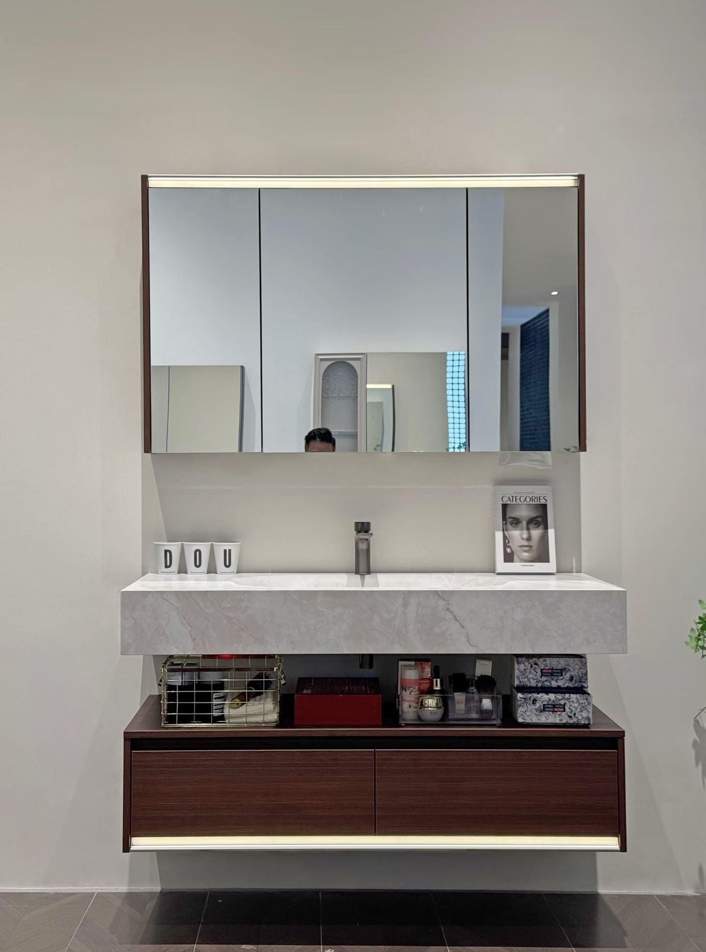The hotel-style bathroom cabinet features a walnut veneer finish, a high-temperature stone slab integrated ceramic basin, and a washbasin.
