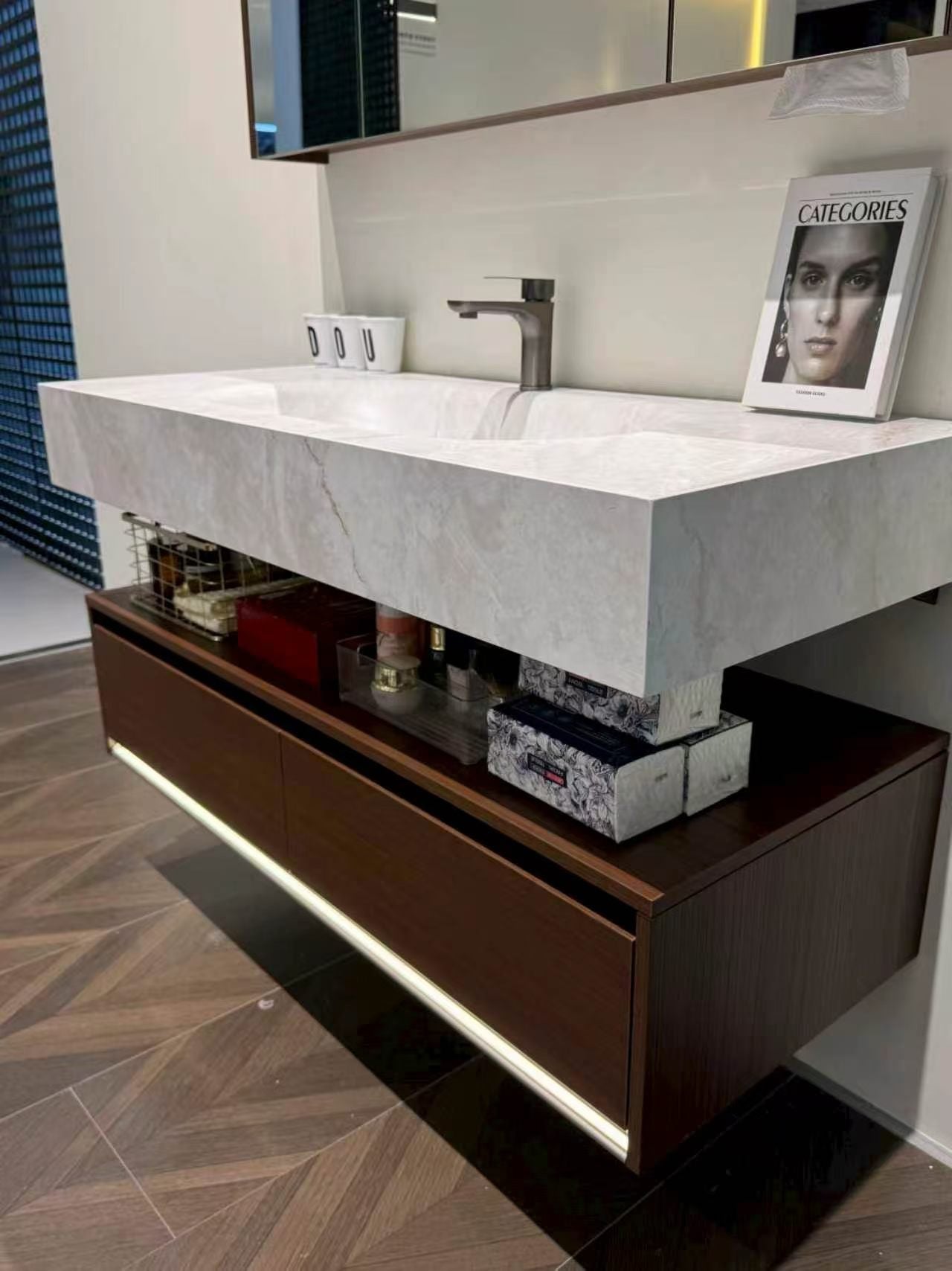 The hotel-style bathroom cabinet features a walnut veneer finish, a high-temperature stone slab integrated ceramic basin, and a washbasin.