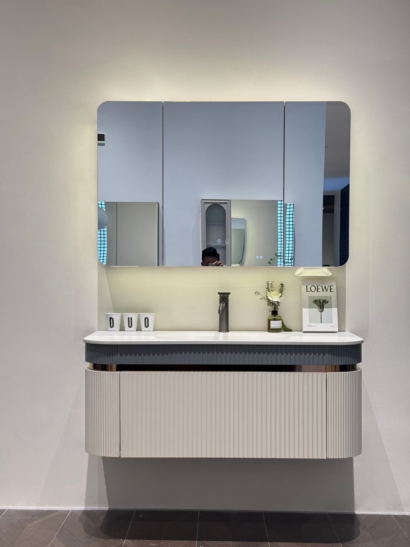 High-end custom bathroom cabinet/makeup table with high-temperature rock plate, integrated ceramic basin, mixed oil finish, solid wood cabinet.