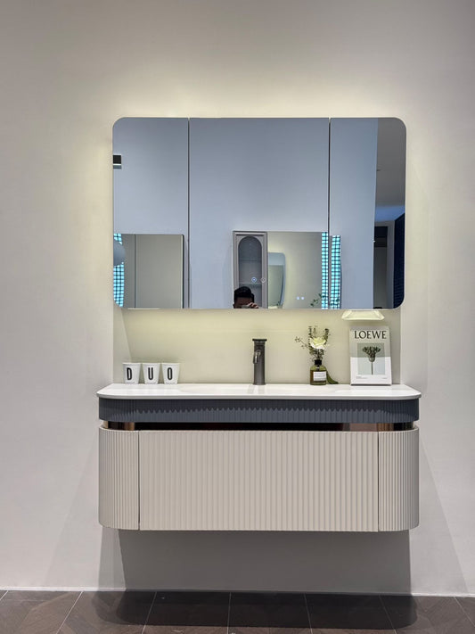High-end custom bathroom cabinet/makeup table with high-temperature rock plate, integrated ceramic basin, mixed oil finish, solid wood cabinet.
