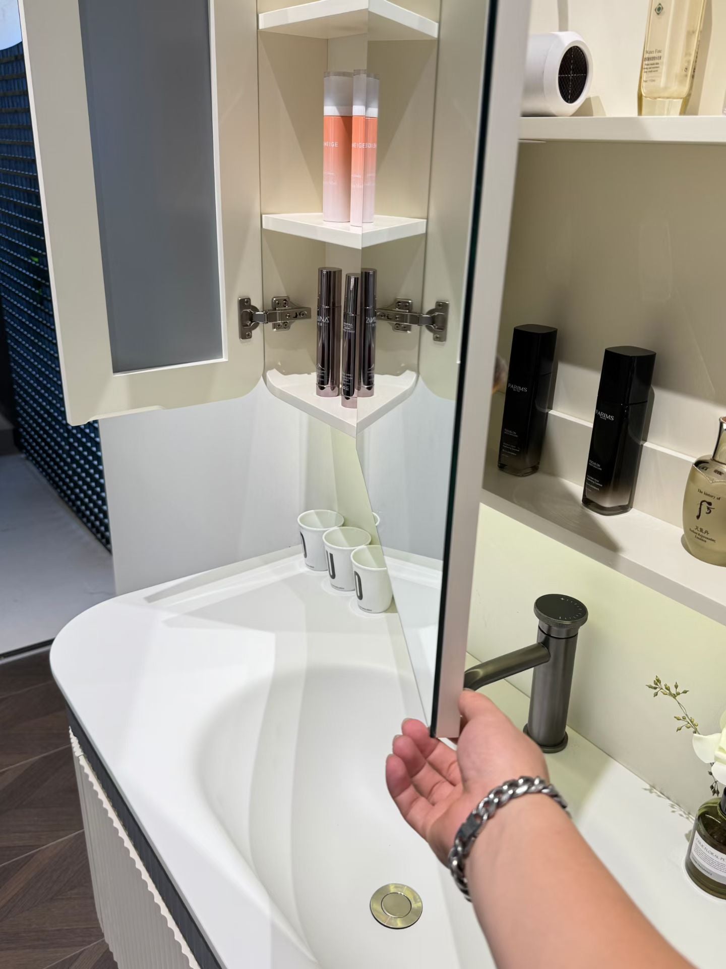 High-end custom bathroom cabinet/makeup table with high-temperature rock plate, integrated ceramic basin, mixed oil finish, solid wood cabinet.