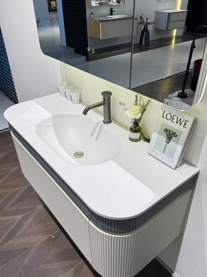 High-end custom bathroom cabinet/makeup table with high-temperature rock plate, integrated ceramic basin, mixed oil finish, solid wood cabinet.