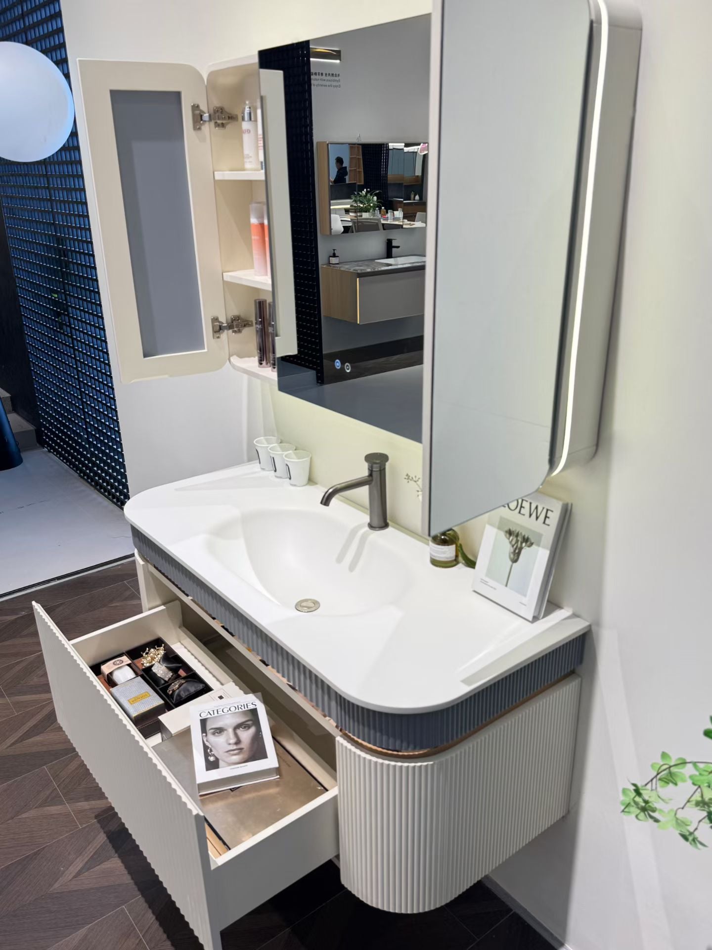 High-end custom bathroom cabinet/makeup table with high-temperature rock plate, integrated ceramic basin, mixed oil finish, solid wood cabinet.