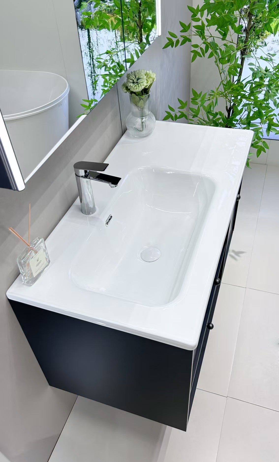 Wooden bathroom cabinet with natural wood style, washbasin, eco-friendly bathroom cabinet, stone slab integrated bathroom, ceramic basin